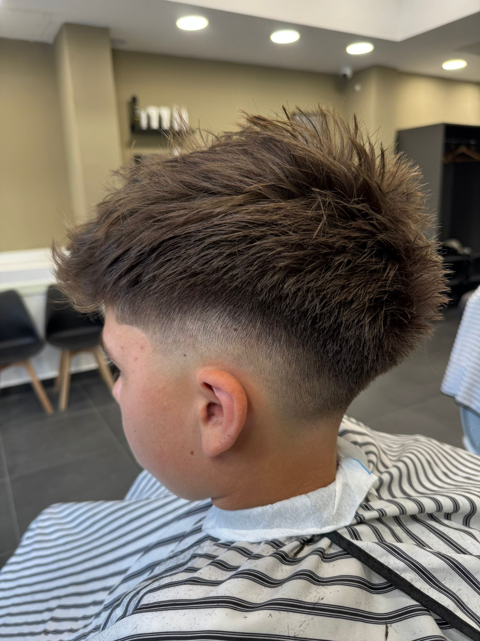 Interior moderno de barbería