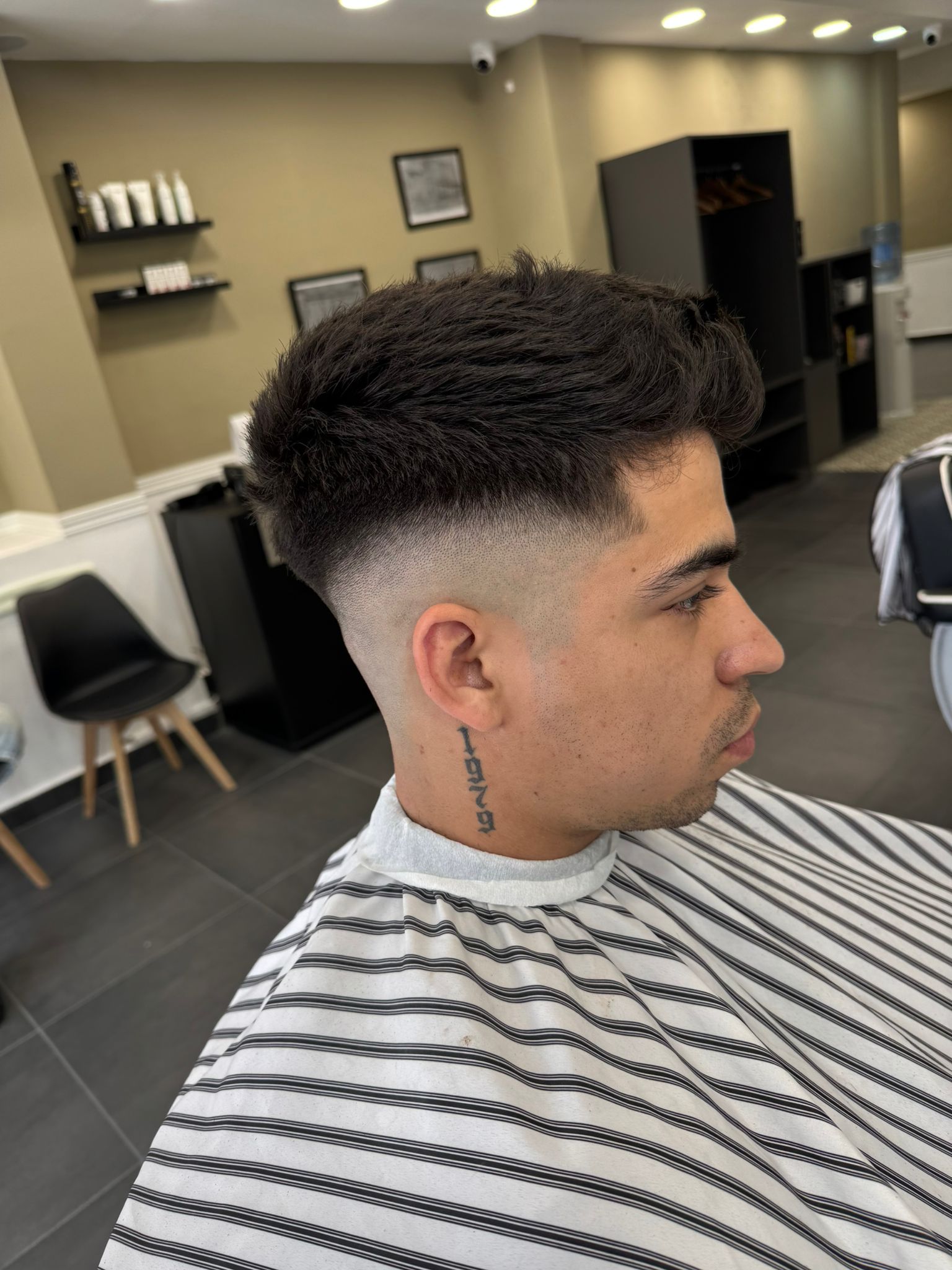 Barbero profesional cortando cabello