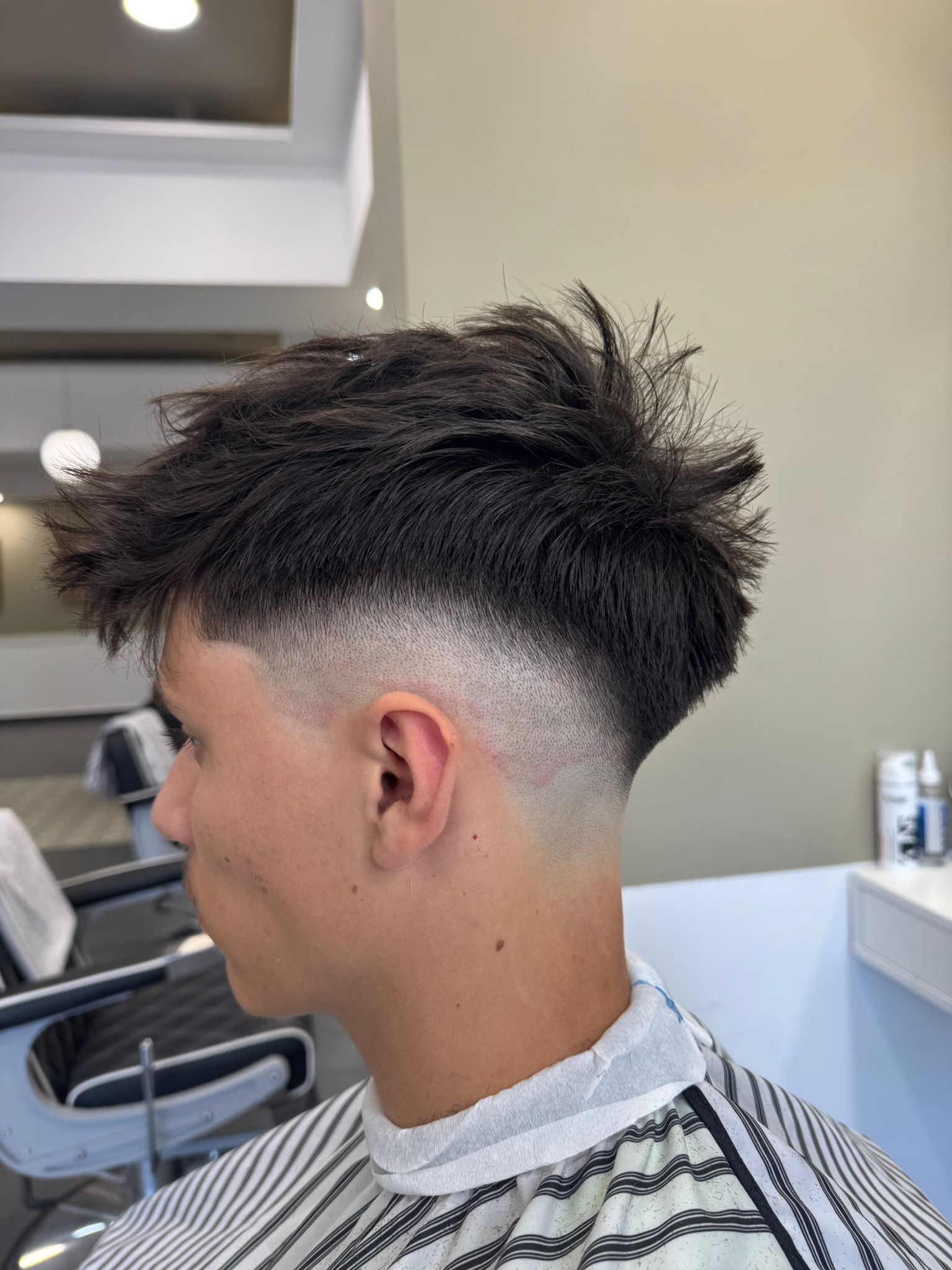 Cliente satisfecho con su nuevo corte de cabello